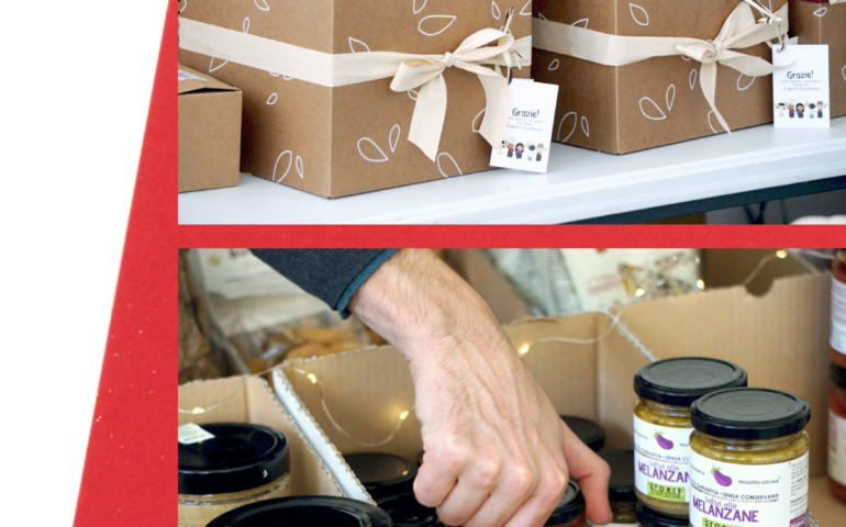 Collage di immagini che rappresentano i pacchetti regalo e la salsa di melanzane
