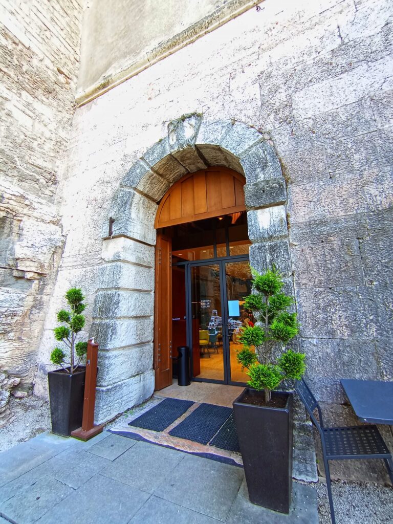 entrata del bar al castello
