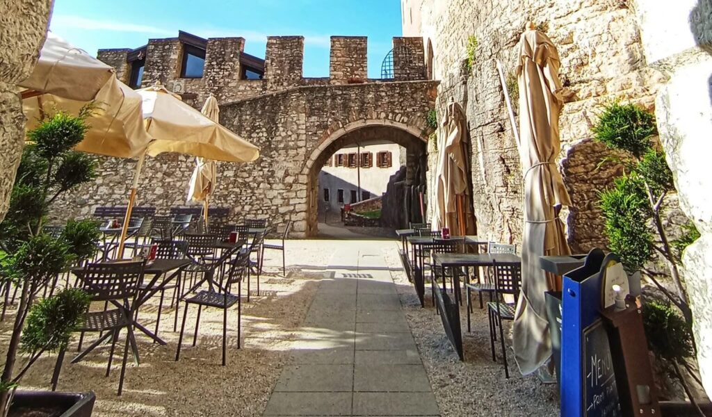 cortile del castello del Buon Cosiglio con tavolini e ombrelloni