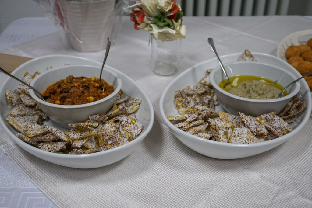 ciotole con gallette di riso e due tipi di salsa