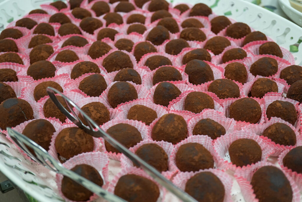 vassoio con palline di ricotta e cioccolato