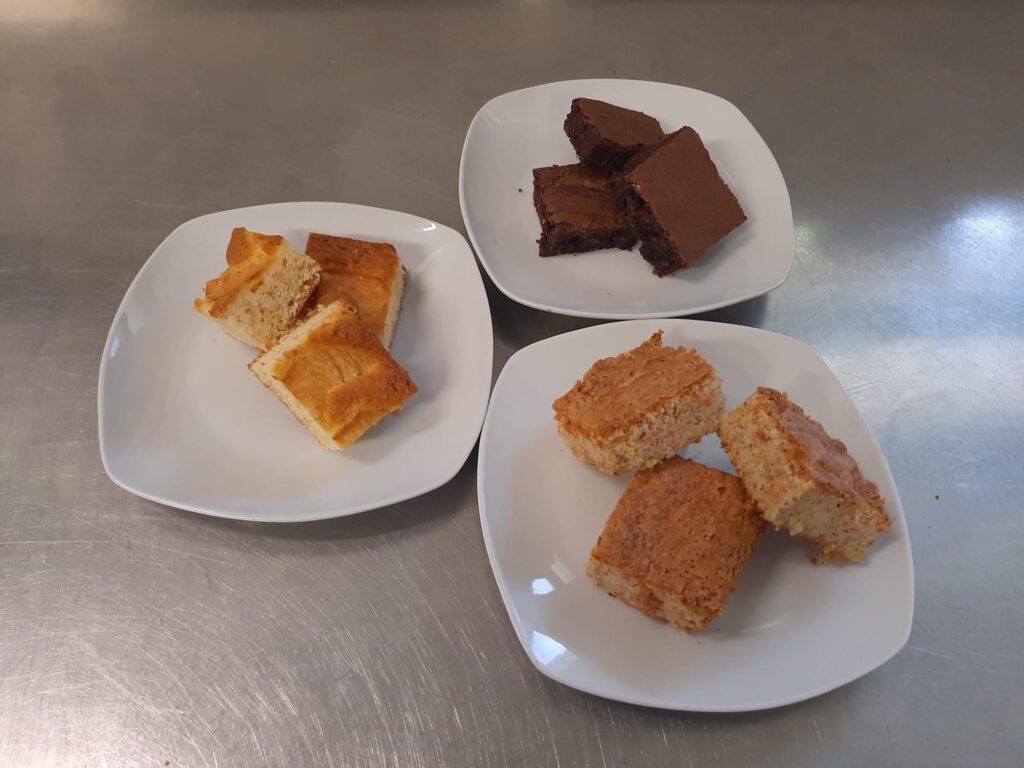tre piatti con tre tipi di torte