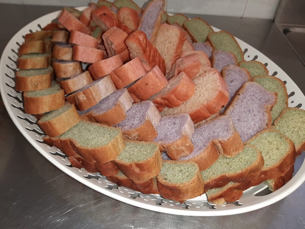 piatto con pane colorato
